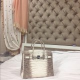 อั้ม พัชราภา กับกระเป๋าสุดหรู Hermes Birkin Himalayan ใบละ 3 ล้าน
