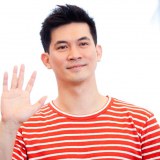 พี่เคน ธีฯ สุดหล่อเสื้อลายขวางน่ารักเน๊อะ