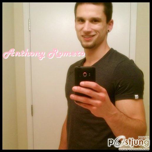Anthony Romero : ผู้ชายเกย์พอร์น กับมือถือและกระจก 2